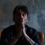 Fabrizio Moro su una poltrona