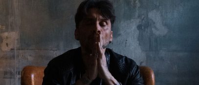 Fabrizio Moro su una poltrona