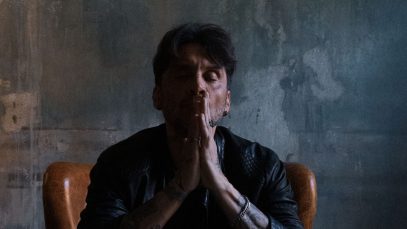 Fabrizio Moro su una poltrona