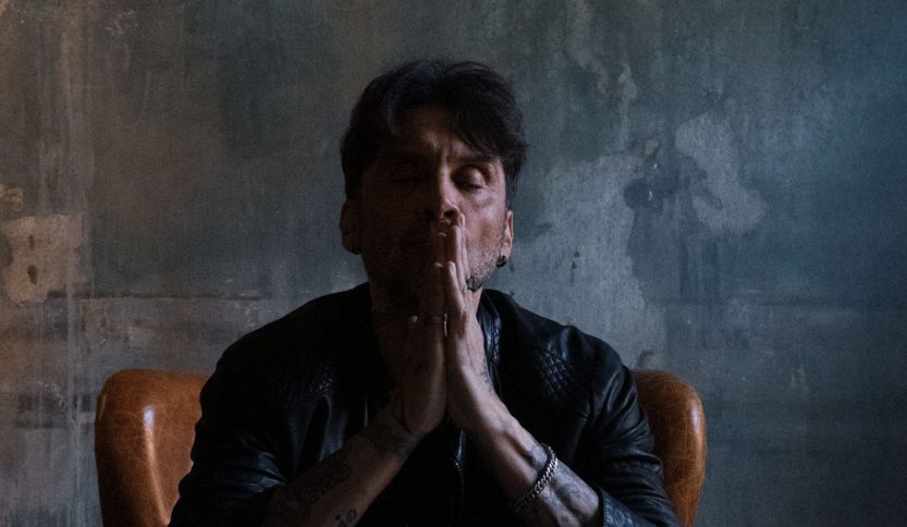 Fabrizio Moro su una poltrona