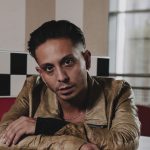 Giaime in un locale con sfondo vario