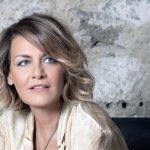 Irene Grandi con sfondo in pietra