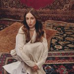 Laila Al Habash in mezzo ai tappeti