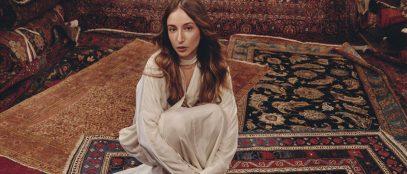 Laila Al Habash in mezzo ai tappeti