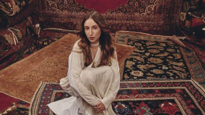 Laila Al Habash in mezzo ai tappeti