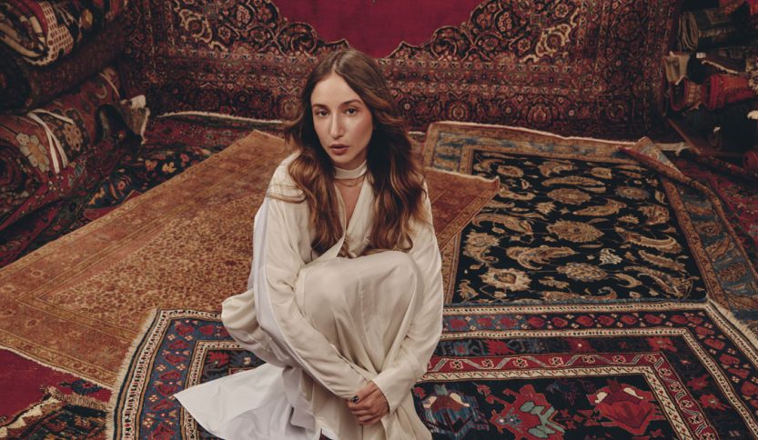 Laila Al Habash in mezzo ai tappeti