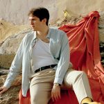 MasaMasa con un telo rosso dietro