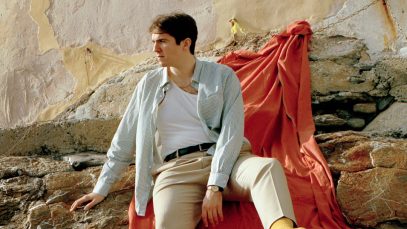 MasaMasa con un telo rosso dietro