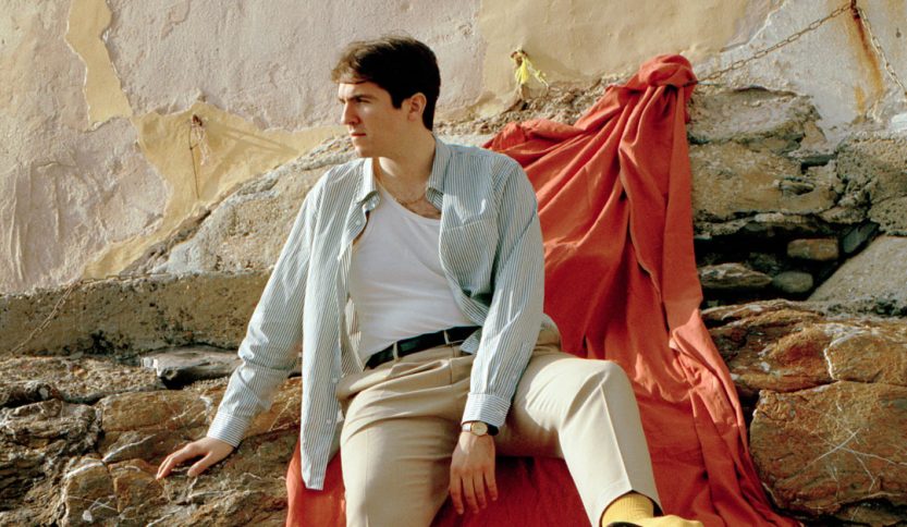 MasaMasa con un telo rosso dietro