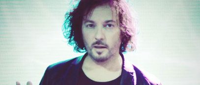 Massimo Di Cataldo con sfondo azzurro