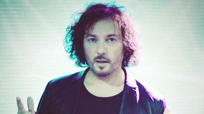 Massimo Di Cataldo con sfondo azzurro