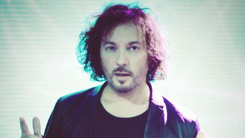 Massimo Di Cataldo con sfondo azzurro