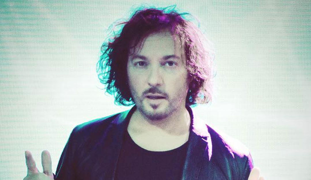 Massimo Di Cataldo con sfondo azzurro