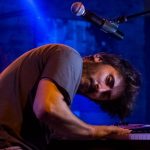 Nicolò Cavalchini mentre suona il pianoforte