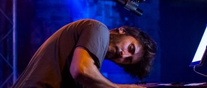 Nicolò Cavalchini mentre suona il pianoforte