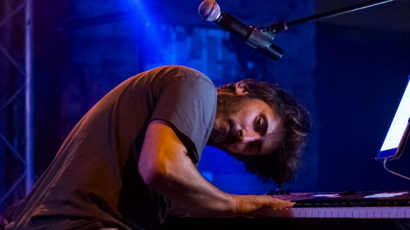 Nicolò Cavalchini mentre suona il pianoforte