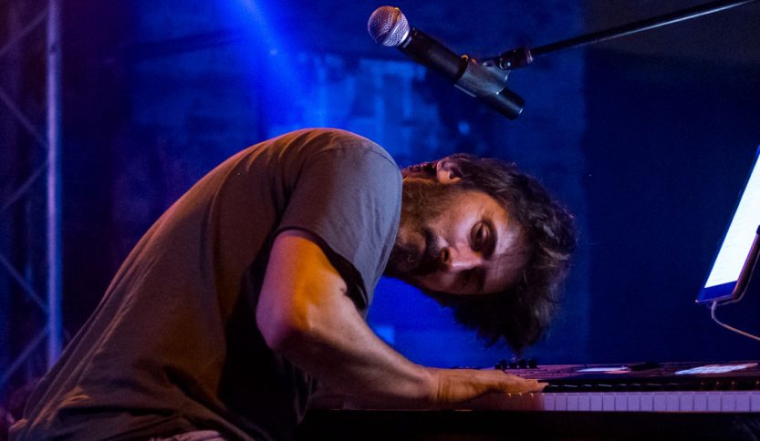 Nicolò Cavalchini mentre suona il pianoforte