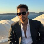 Ruggero con dietro il mare