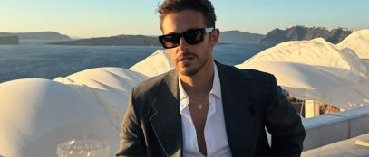 Ruggero con dietro il mare