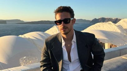 Ruggero con dietro il mare