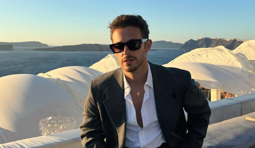 Ruggero con dietro il mare