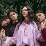 Santamarea tra degli alberi