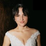 Arisa con un vestito da sposa