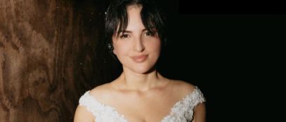 Arisa con un vestito da sposa