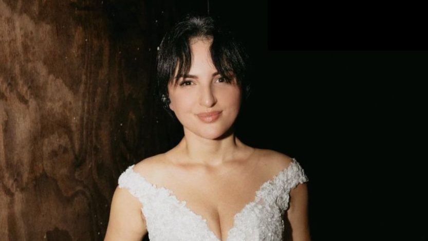 Arisa con un vestito da sposa