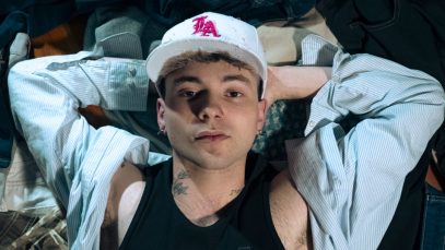 Werdn con un cappello e una camicia