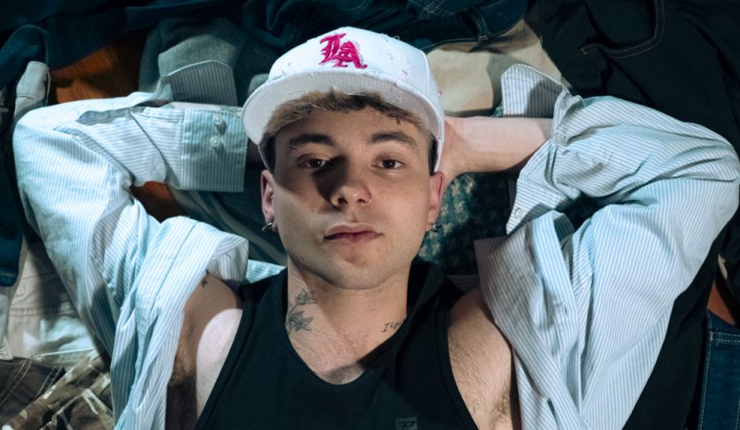 Werdn con un cappello e una camicia