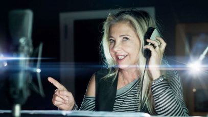 Claudia Razzi in uno studio di registrazione