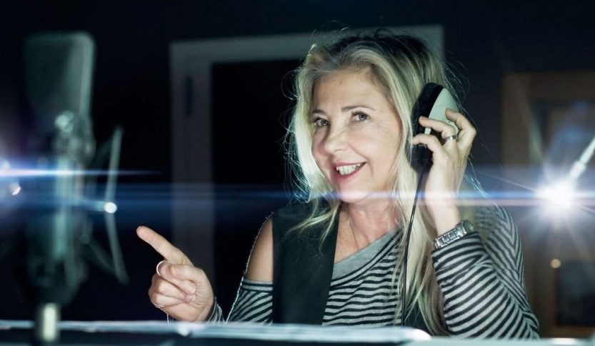 Claudia Razzi in uno studio di registrazione