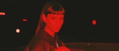 cmqmartina su una macchina con filtro rosso