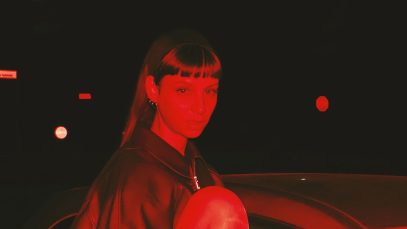 cmqmartina su una macchina con filtro rosso