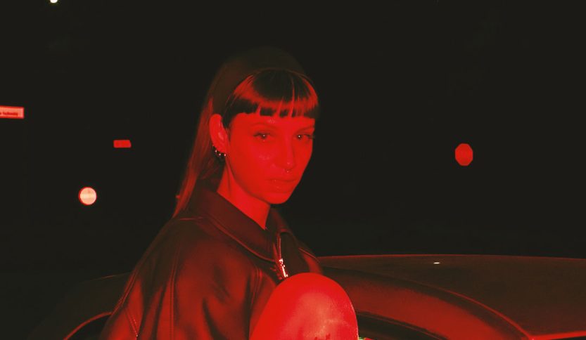 cmqmartina su una macchina con filtro rosso