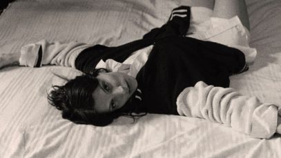 Ginevra su un letto in bianco e nero