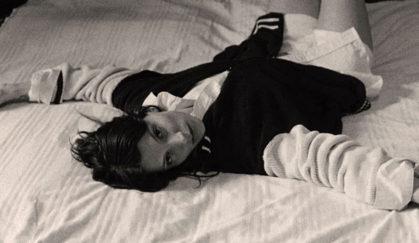 Ginevra su un letto in bianco e nero