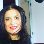 Maura Cenciarelli in uno studio di doppiaggio