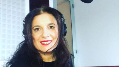 Maura Cenciarelli in uno studio di doppiaggio