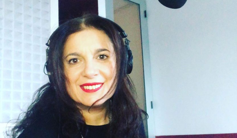 Maura Cenciarelli in uno studio di doppiaggio