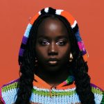 Mimì con sfondo rosso