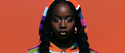 Mimì con sfondo rosso