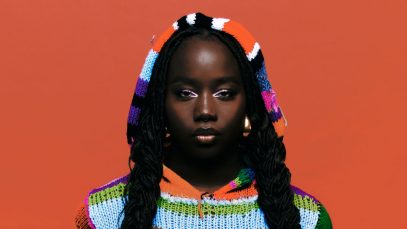 Mimì con sfondo rosso