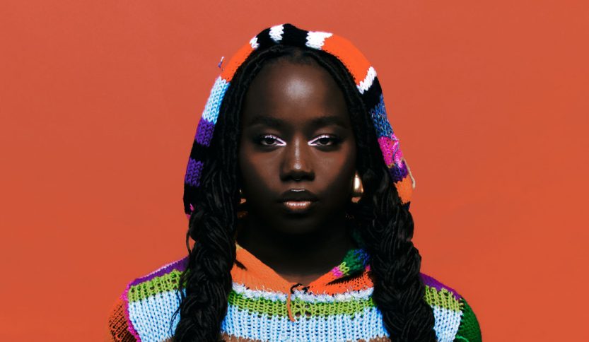 Mimì con sfondo rosso