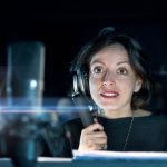 Perla Liberatori in uno studio di registrazione