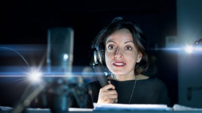 Perla Liberatori in uno studio di registrazione