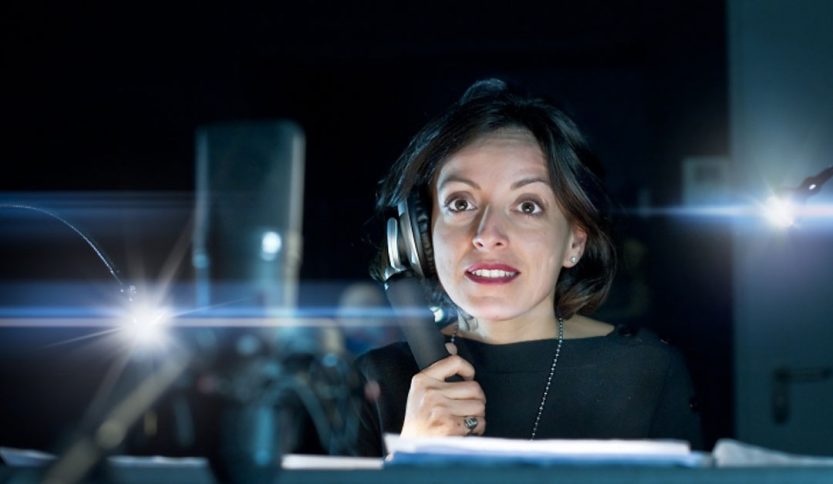 Perla Liberatori in uno studio di registrazione