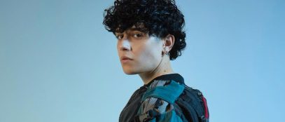 Senza Cri con sfondo azzurro