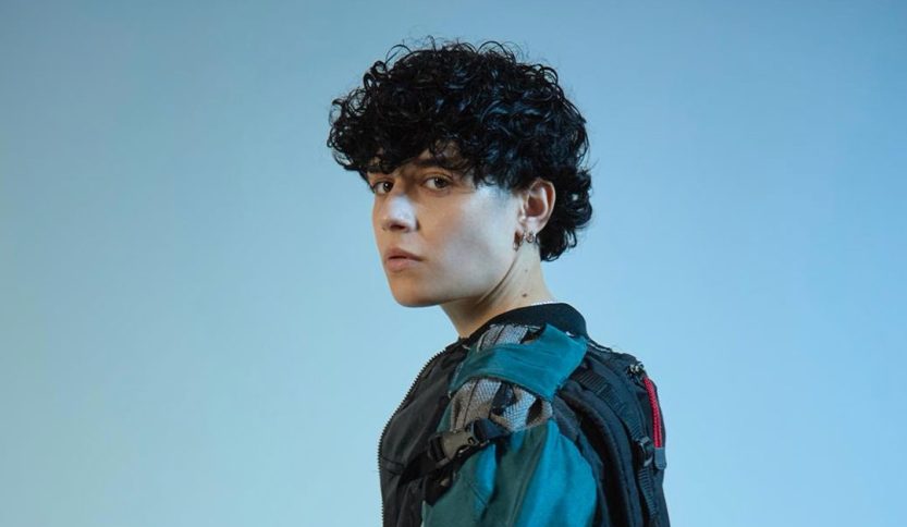 Senza Cri con sfondo azzurro